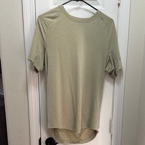 Men's Medium Lululemon Dry Sense Short Sleeve Light Olive